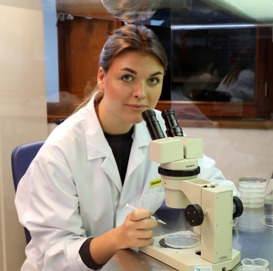 Bente achter microscoop